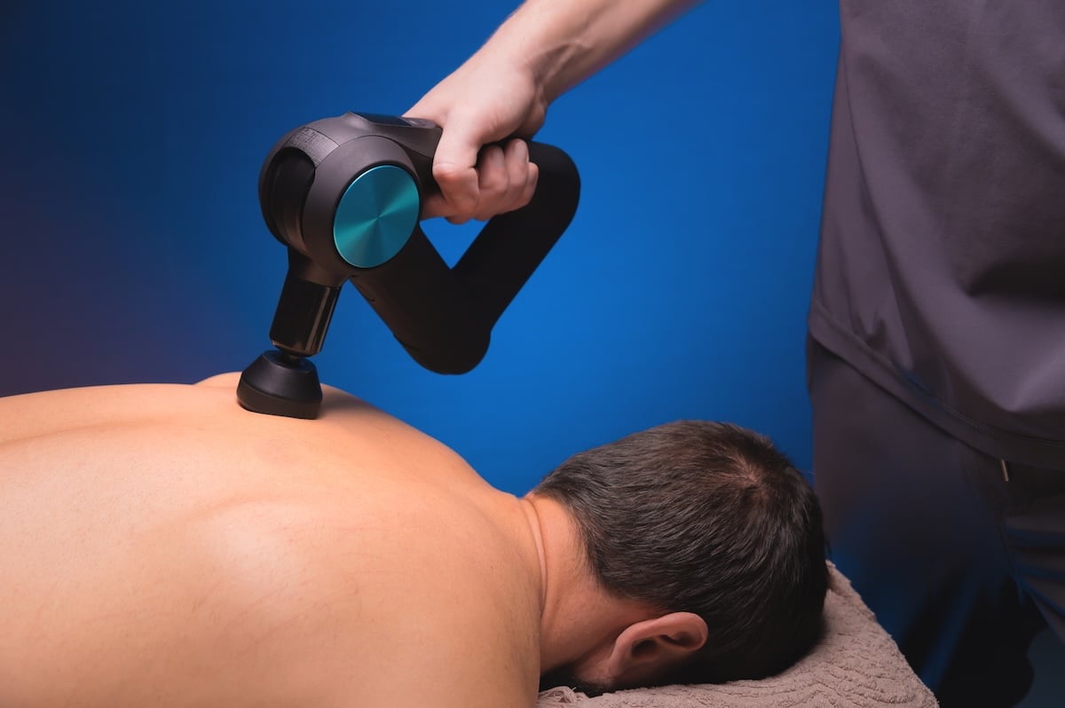 Trattamento di tecarterapia sulla spalla di un paziente