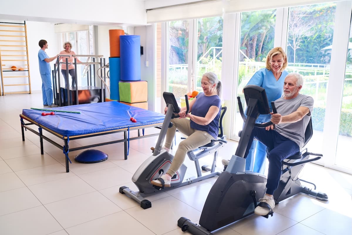Palestra di riabilitazione con pazienti su attrezzature per il recupero