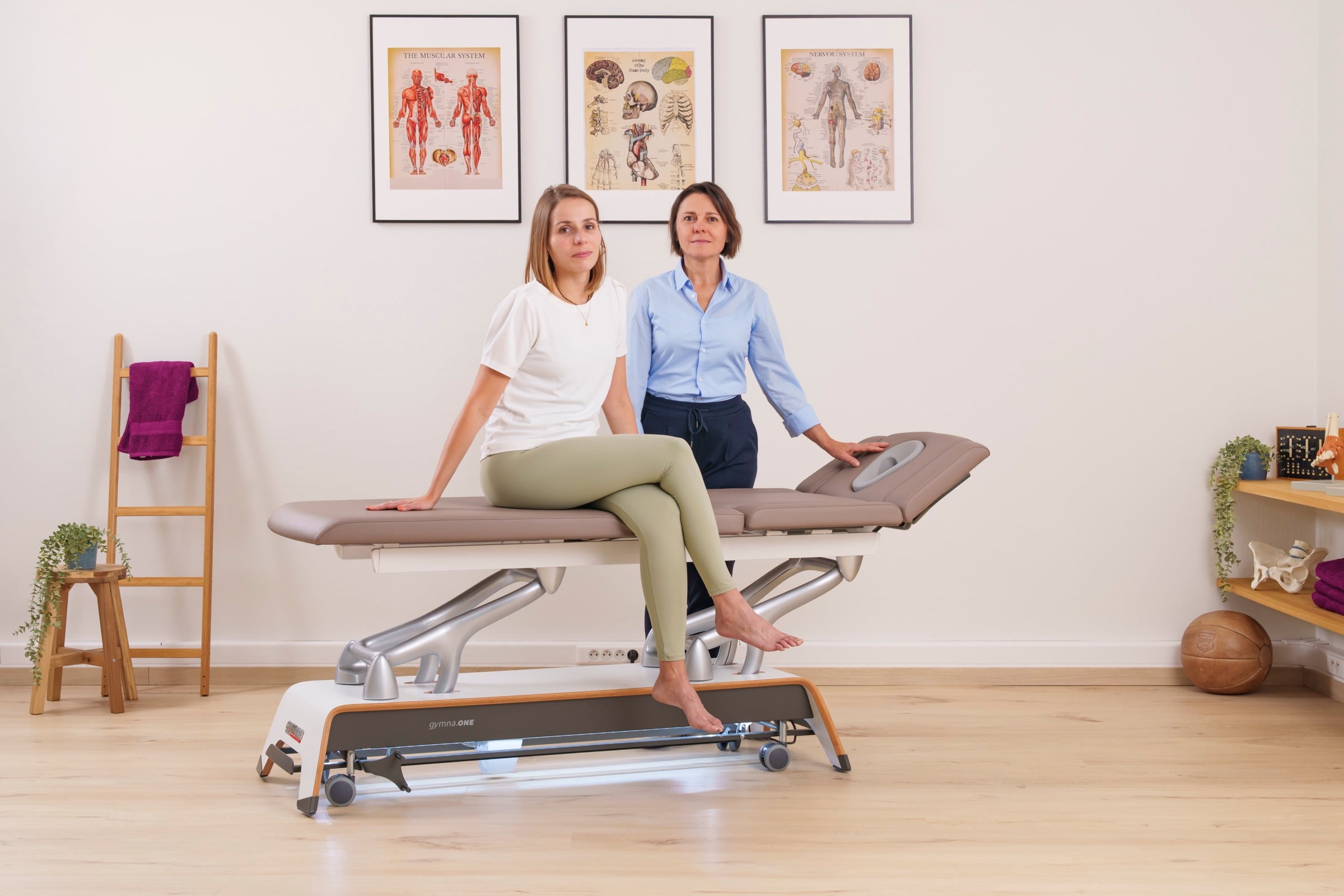 Lettino da trattamento Gymna in uno studio di fisioterapia