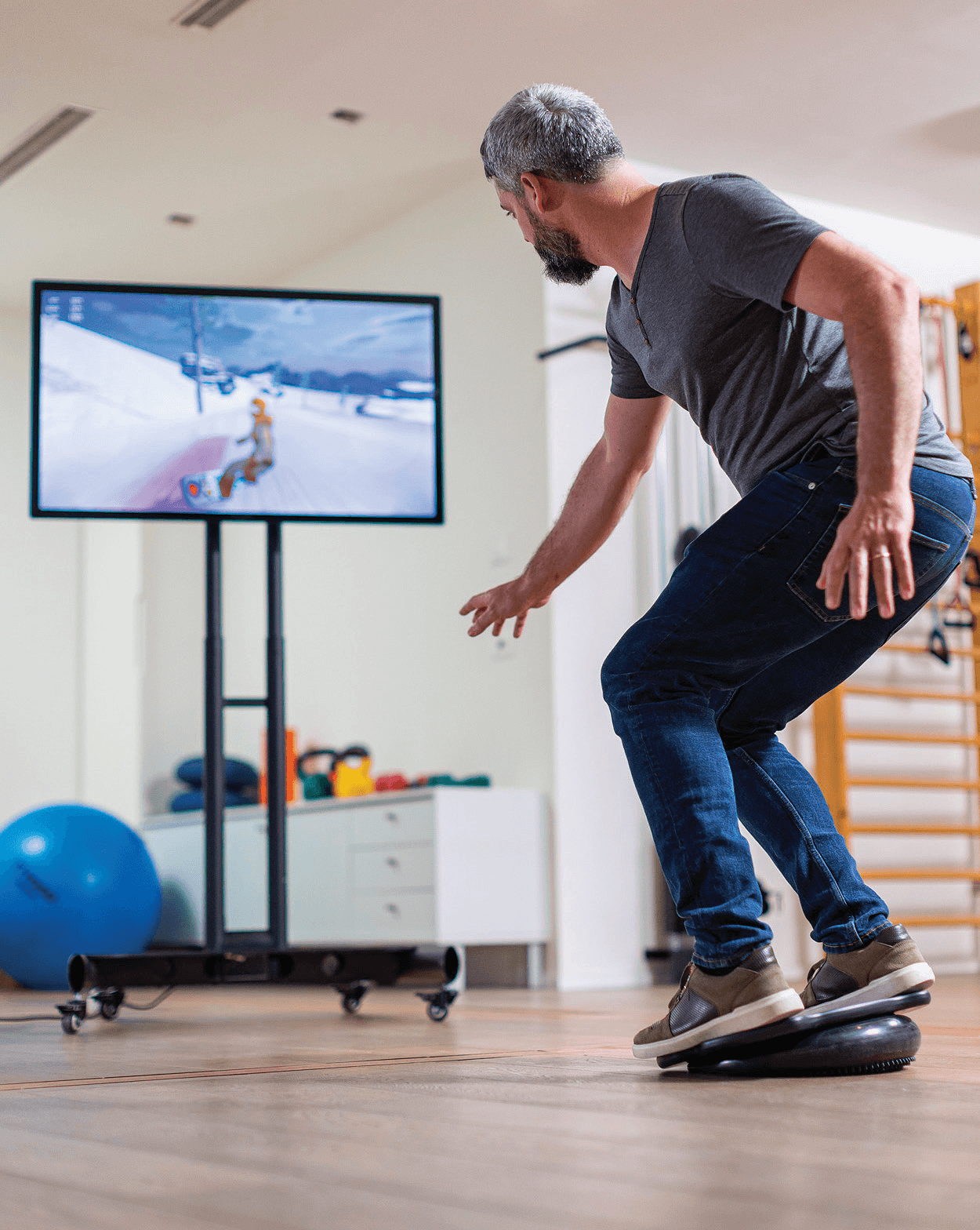Paziente in equilibrio sulla tavola Bobo davanti all'exergame