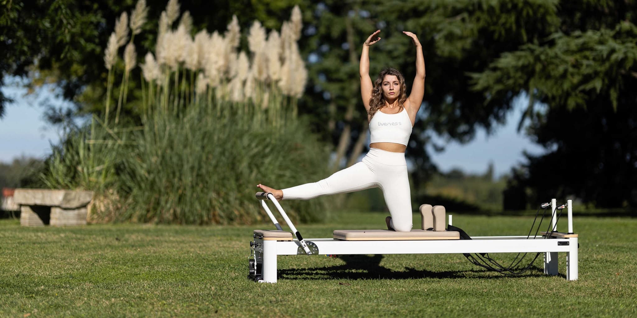 Esercizio di pilates su reformer Liveness all'aperto